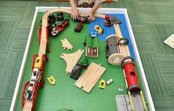 電車のおもちゃで遊ぶ子ども
