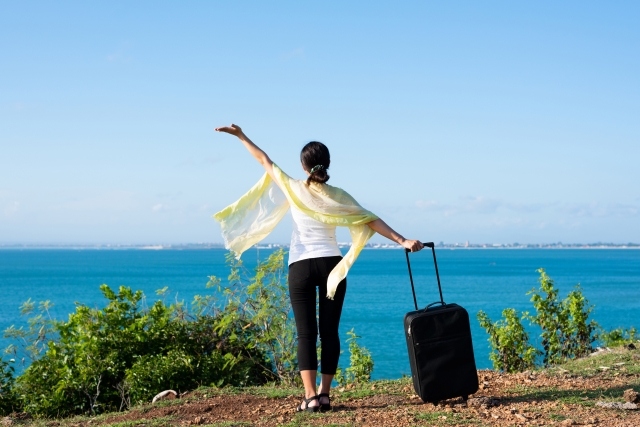 旅行を楽しむ女性
