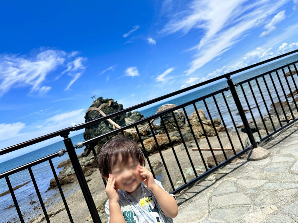 夫婦岩と子ども