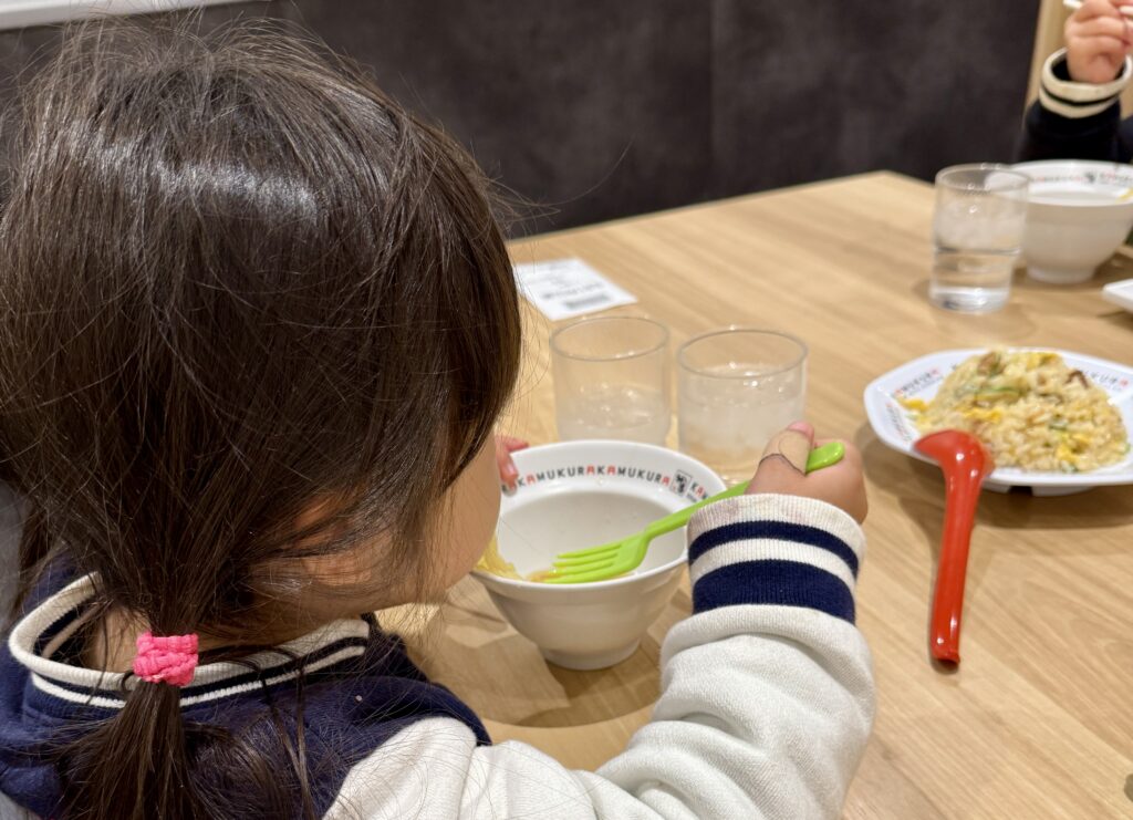 神座で食べる子どもたち