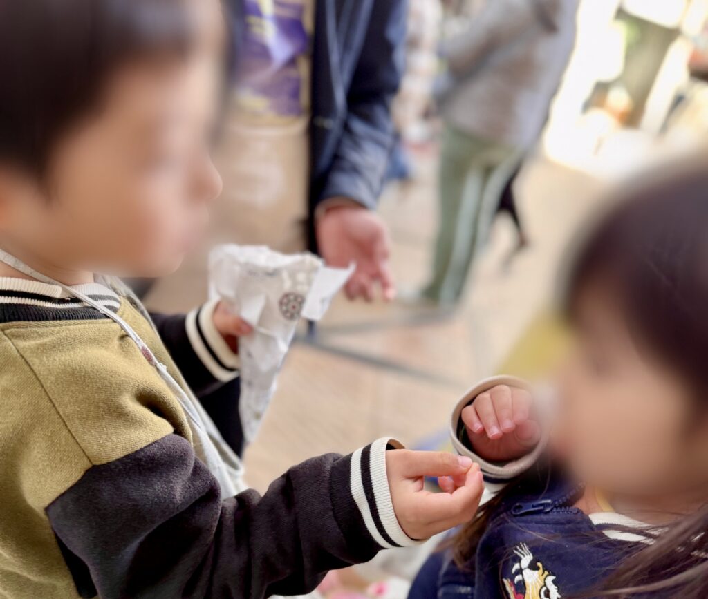 クレープを食べる子どもたち