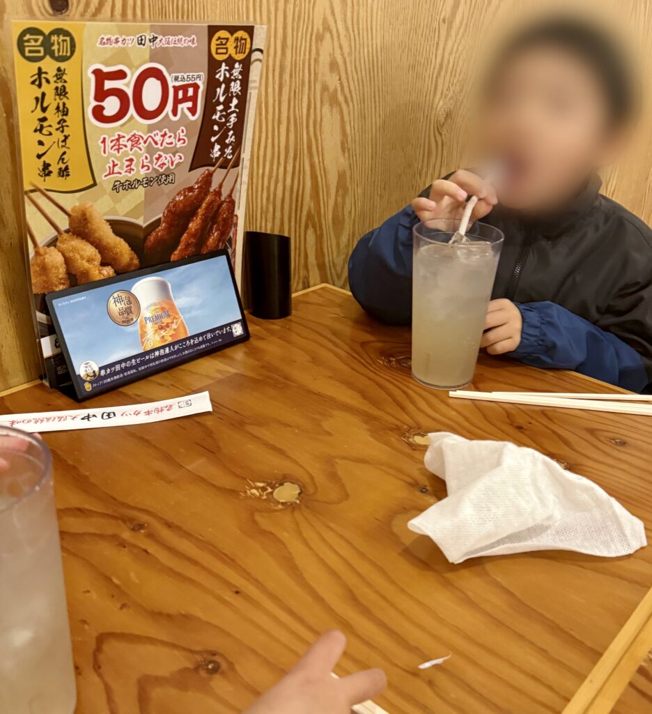 串カツ田中でジュースを飲む